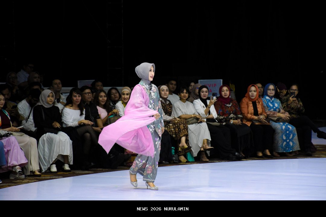 Sry Nirwanti Tampilkan Tenun Bomba Donggala di Jakarta Muslim Fashion Week 2026