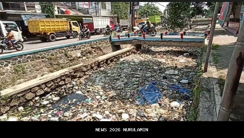 Aliran Air Bekasi Tersumbat, 10 Ton Sampah Dibersihkan dari Sungai