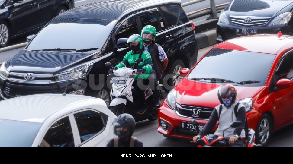 Pengemudi Ojol Marah Mobil Pribadi Gunakan Strobo-Sirine: Lebih Baik Lewat Atas Jika Tidak Ingin Macet