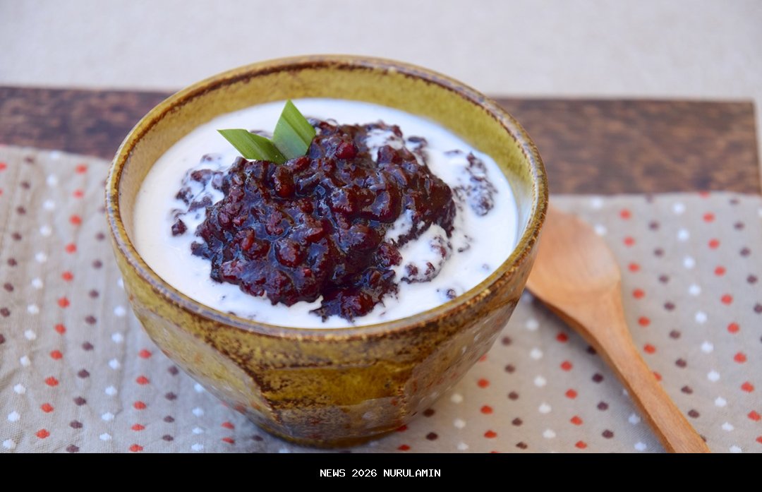 Kang Bubur Mertoyudan! Bubur Ketan Hitam Rasa Sultan, Harga Terjangkau, Topping Es Krim yang Menggugah Selera!