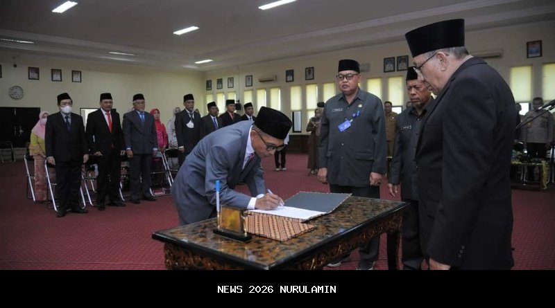 Bupati Sumbawa Lantik 8 Pejabat, Tekankan Reformasi Birokrasi dan Pelayanan Publik