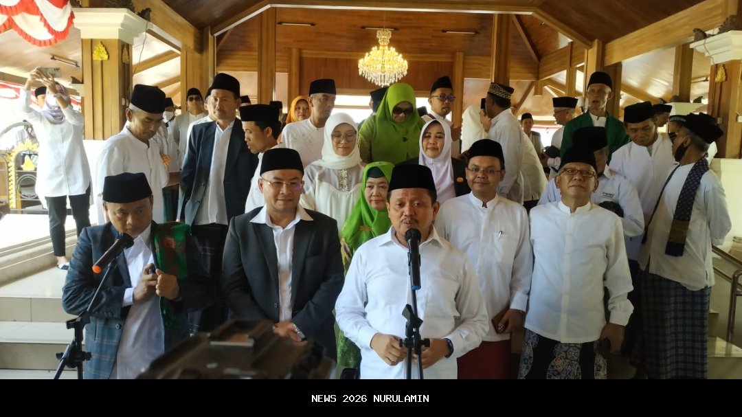 Ribuan Santri Meriahkan "Santri Walker" di Sumedang