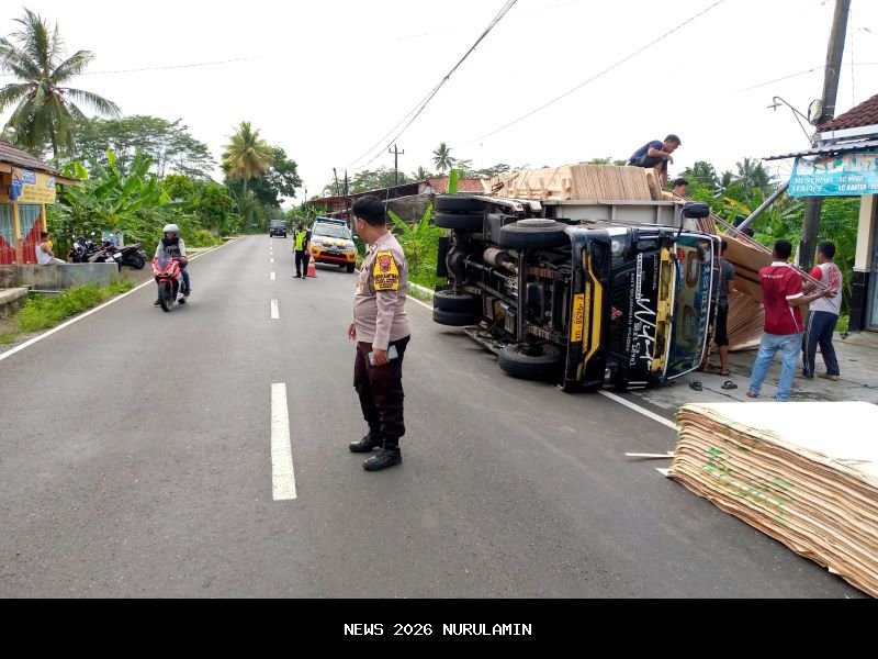 Truk Kayu Terguling di Purbalingga, Kondisi Sopir Membuat Geger!