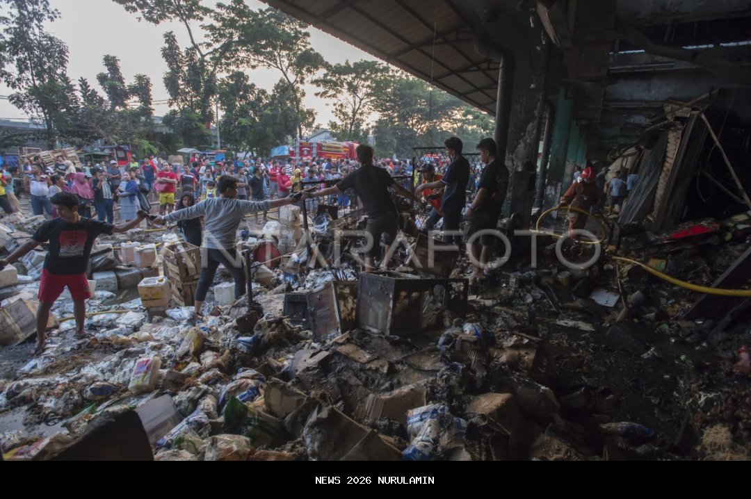 Pasca Kebakaran, Pedagang Pasar Induk Kramat Jati Terpaksa Berdagang di Emperan