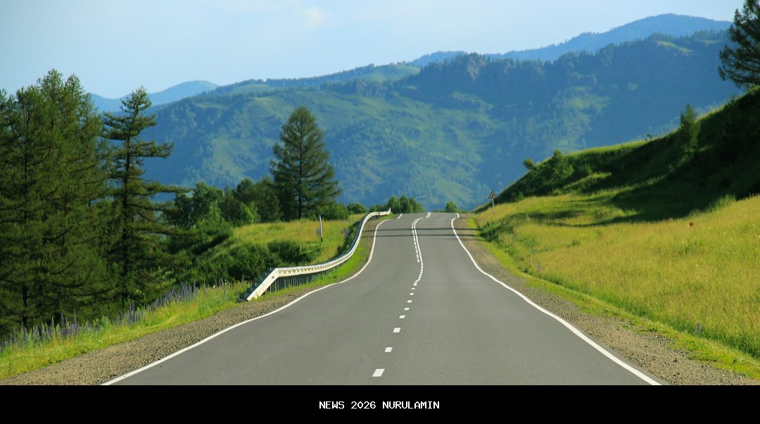 Jalan Nasional Aceh Tenggara-Gayo Lues Putus, Polisi Bantu Bawa Barang Warga