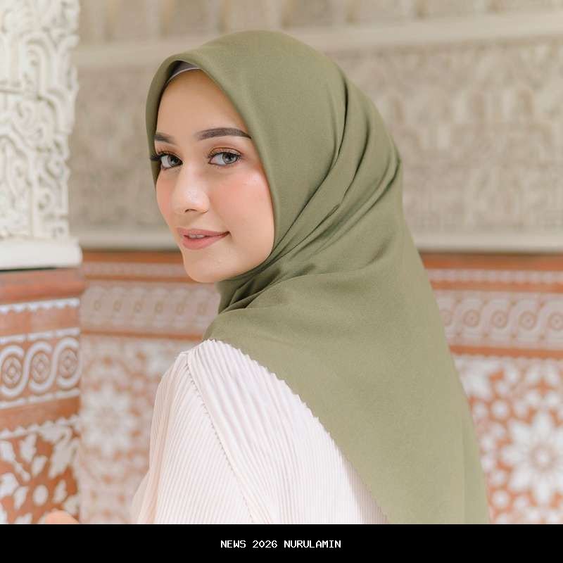 Ibu Berkoyok dengan Kerudung Hijau Antarkan Kepergian Melda Safitri Usai Diceraikan Suami