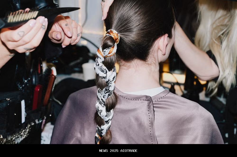 Hias Rambut dengan Kepang Tenun Sutra, Tampil Menawan