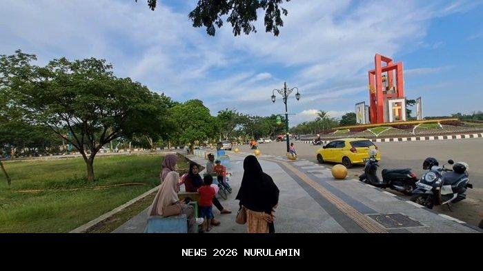 Kolam Ikan Koi di RTH Rantau Baru Tapin Jadi Wisata Keluarga Favorit