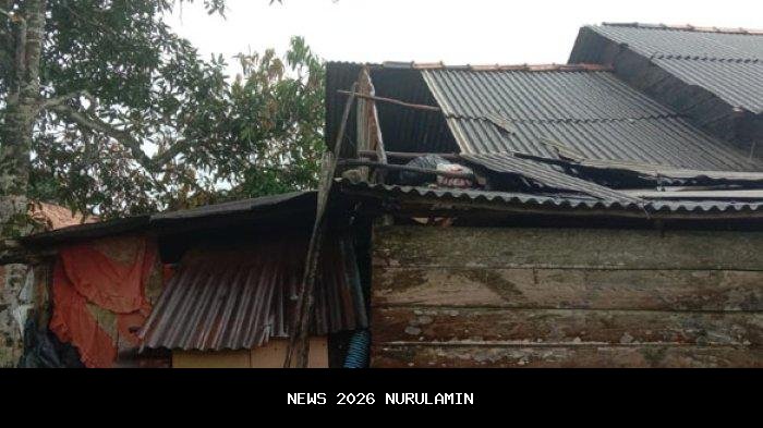 Hujan Angin Hancurkan Atap Rumah Warga Ciampea, Satu Bangunan Lantai Dua Roboh