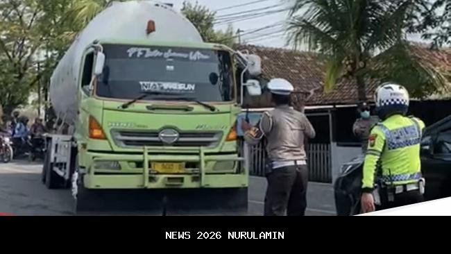 Truk Kayu Terguling di Jalan Raya, Sopir Selamat Setelah Dievakuasi