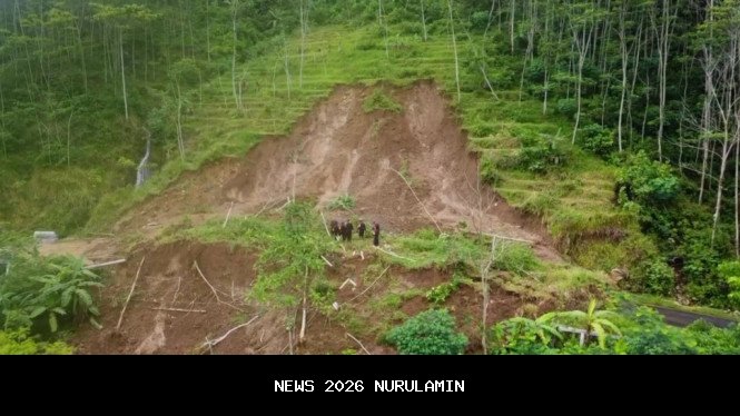 Longsor Tutup Jalan Kabupaten Girimulyo, Akses Warga Terhenti