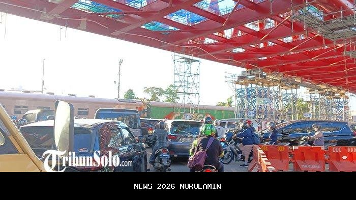 DIBUTUHKAN Truk Kontainer yang Robohkan Palang Pembatas Ketinggian di Viaduk Gilingan Solo