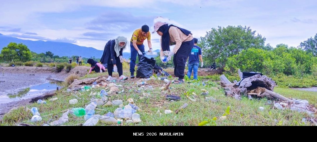 Pemuda Muhammadiyah Banggai Bersihkan Kilo 5 dan Bahas Sampah