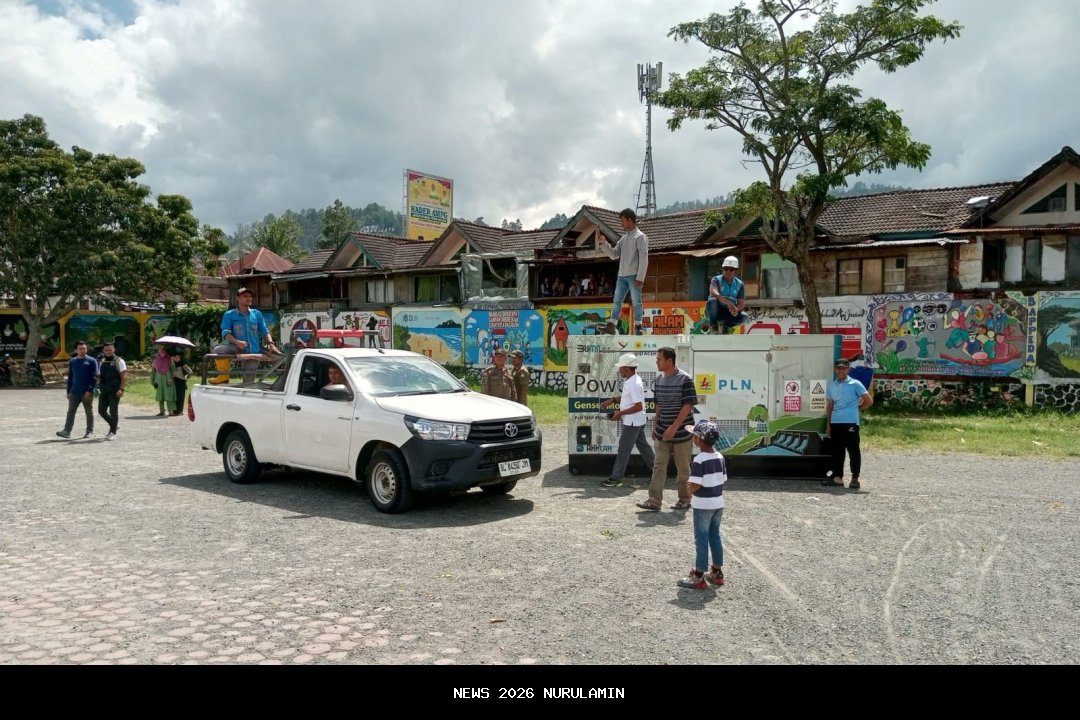 Momen gotong royong warga Aceh dan PLN angkut truk listrik