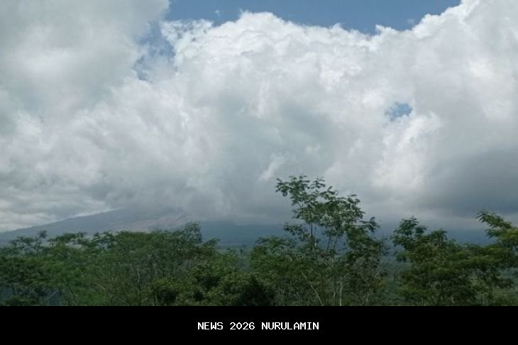 Letusan Semeru Pukul Sore, Asap Mencapai Ketinggian 1000 Meter