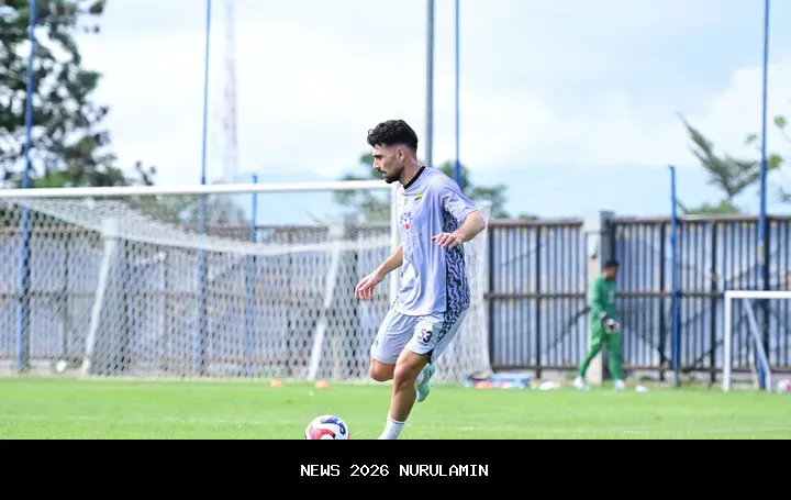 Bojan Hodak Pastikan Pemain Siap Hadapi Persis, Kecuali Frans Putros