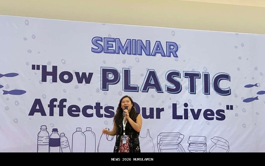 Ratusan Mahasiswa UIN Walisongo Bersihkan Pantai dan Tanam 25 Cemara Laut di Maron