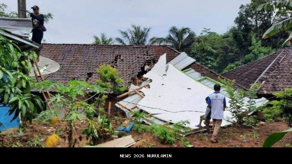 Hujan Angin Menghancurkan Atap Rumah di Ciampea Bogor