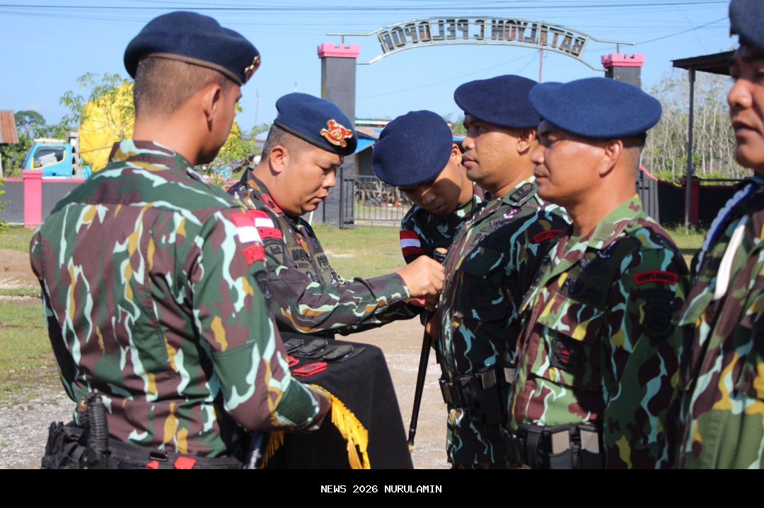 Satbrimob Polda Kalbar Tanggap Atasi Kecelakaan Jalan Sintang-Nanga Pinoh