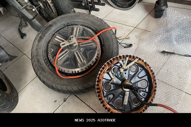 Trik Mengganti Ban Motor Listrik yang Wajib Diketahui