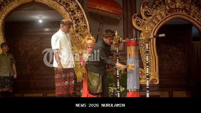 Koster Beri Hadiah Pribadi untuk Pemenang Utsawa Dharma Gita XXXII Bali