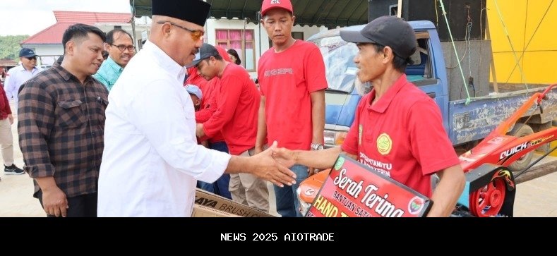 Tingkatkan Kesiapan Hadapi Kebakaran, Bupati Mojokerto Serahkan Alat Pemadam di Desa Kepuhanyar