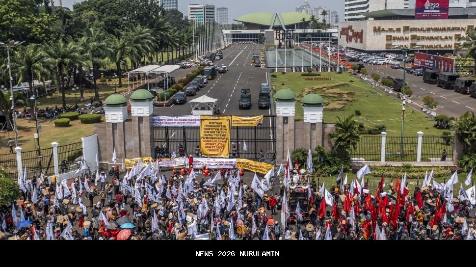 Demo Hari Ini Mahasiswa Hukum Indonesia Serbu DPR RI dan PN Jakarta Pusat