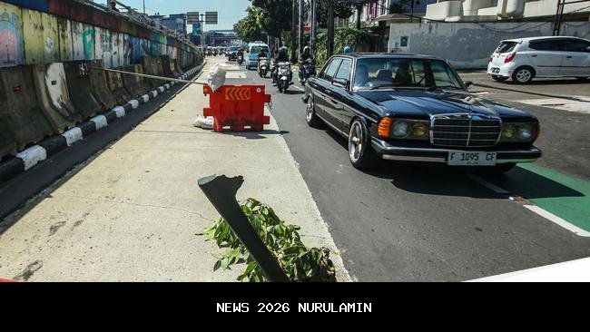 Hati-hati! Lubang Besar di Pertigaan Depan KUA Namlea