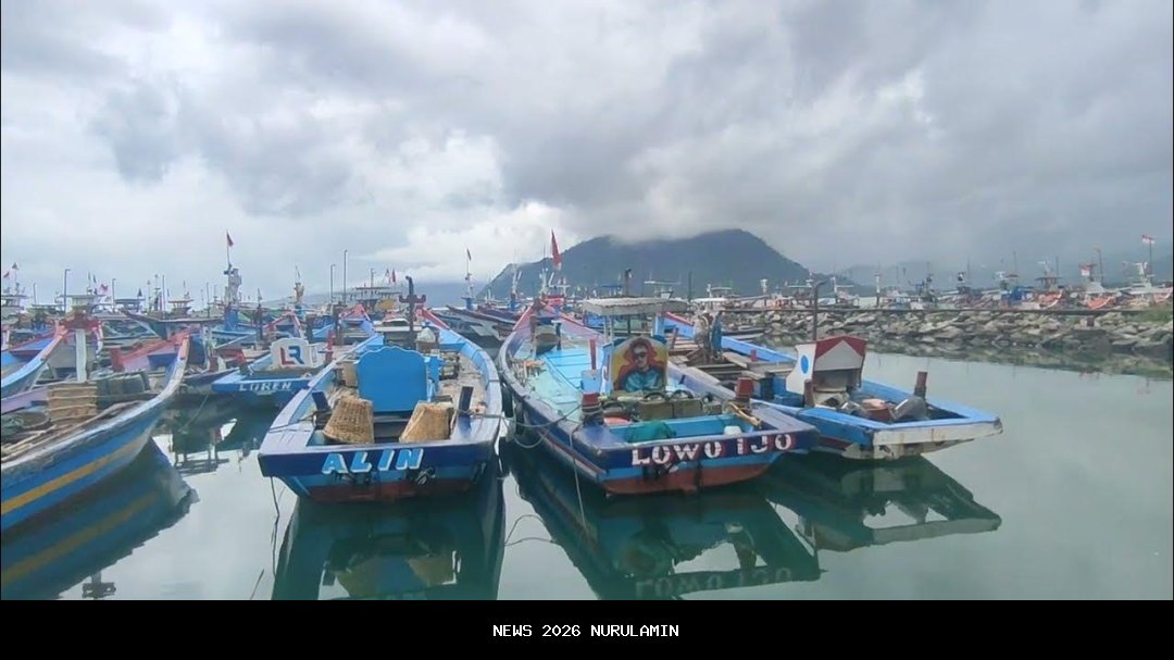 Kapal Bersandar di Pelabuhan Prigi, Penggerak Ekonomi Jatim Selatan