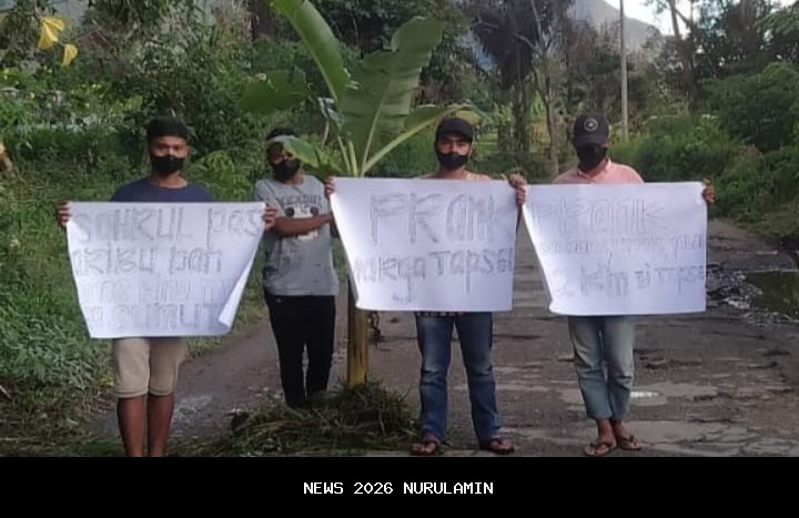 Warga Permai Cepat Tanggap, Tanam Pohon Pisang di Jalan Rusak