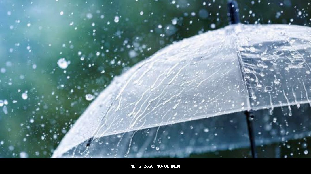 Hujan 1 Jam Luluhkan Jalanan Bojonegoro, Kendaraan Nekat Mogok di Banjir