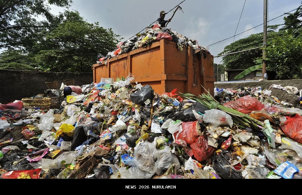 Sampah Menumpuk Ancam Pedagang Pasangkayu
