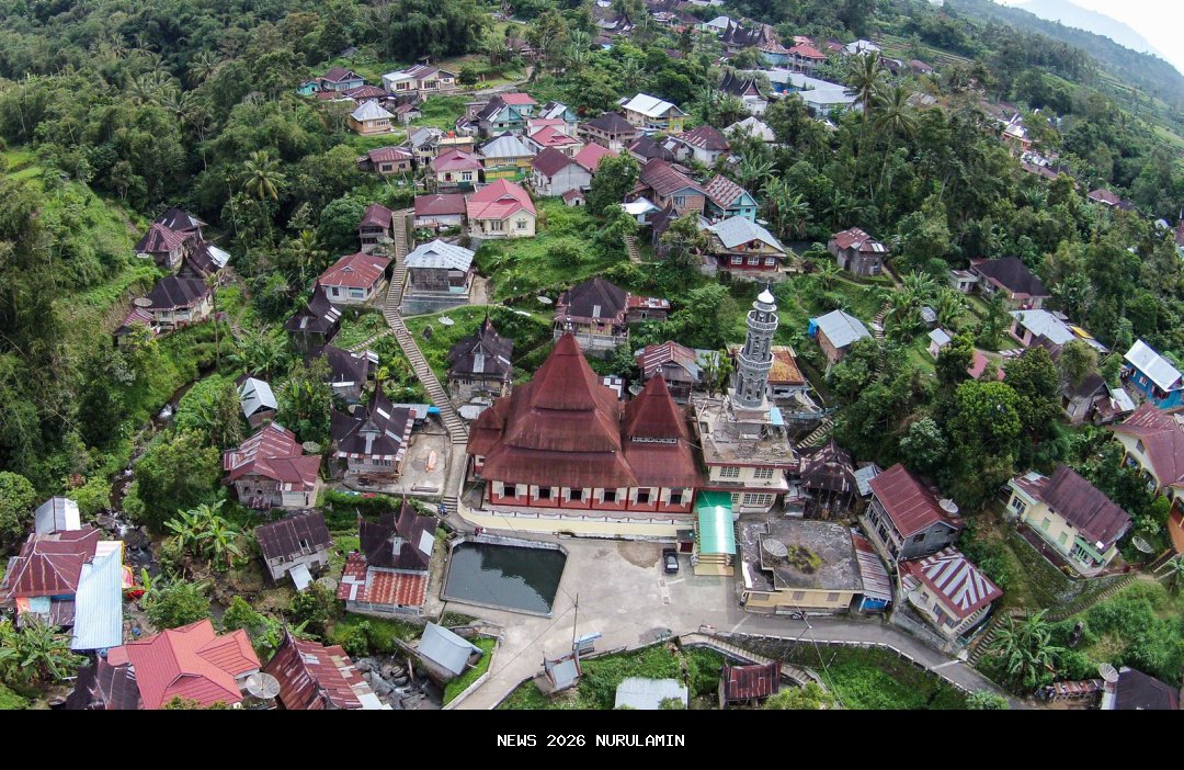 Pelukis Tambo Mengabadikan Alam Nagari Tuo Pariangan