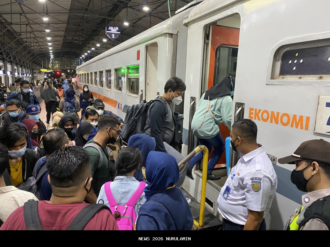 Penumpang KA Mataram Tujuan Solo Terlambat Karena KA Anjlok