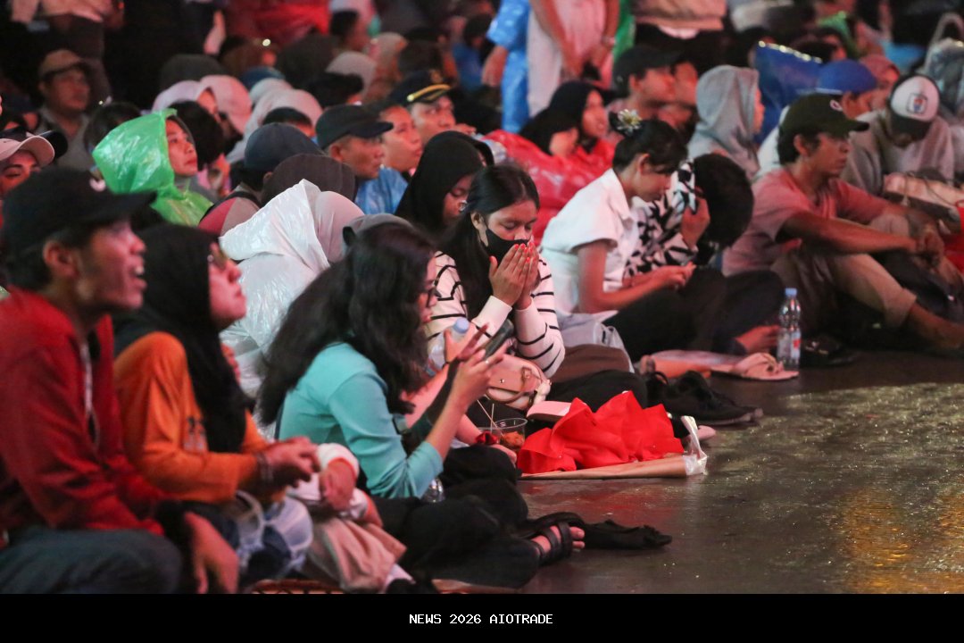 Foto: Kemanisan Bencana Sumatra, Tahun Baru 2026 di Bundaran HI Tanpa Kembang Api